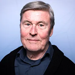 En mann med grått hår