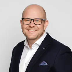 En mann iført svart jakke