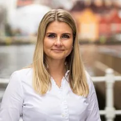 En kvinne som poserer for et bilde