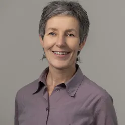 En mann som smiler til kameraet