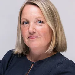 En kvinne med blondt hår