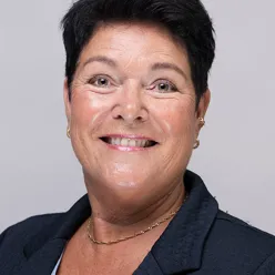 Et nærbilde av en mann som smiler