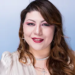 En kvinne med langt hår