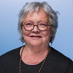 En person med briller som smiler