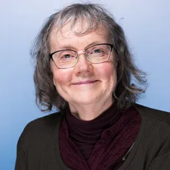 En person med briller som smiler