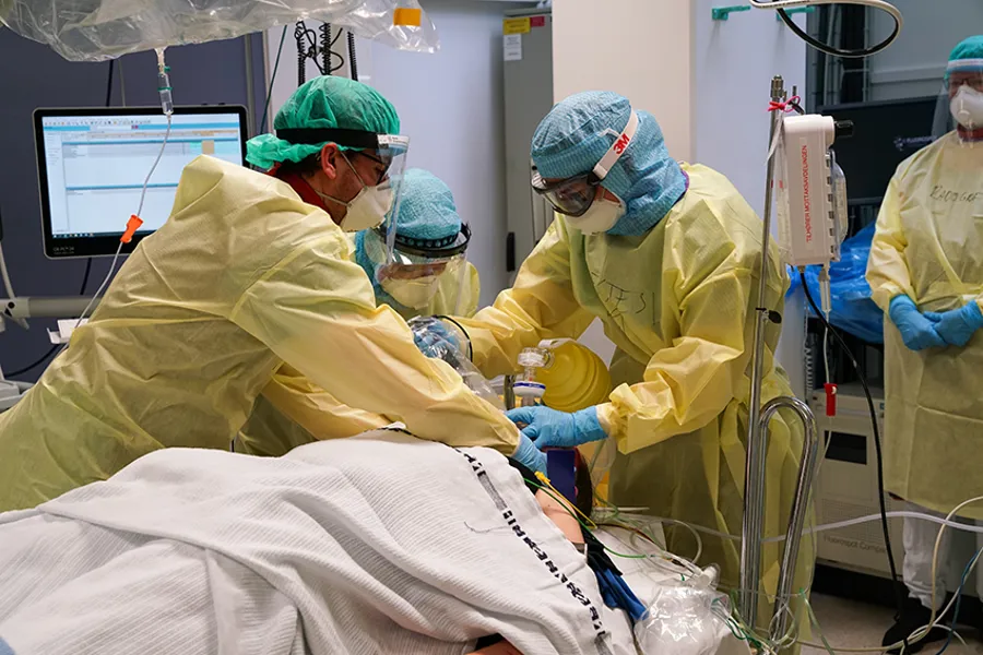 En gruppe kirurger som utfører kirurgi