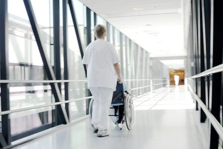 Foto av mann i rullestol