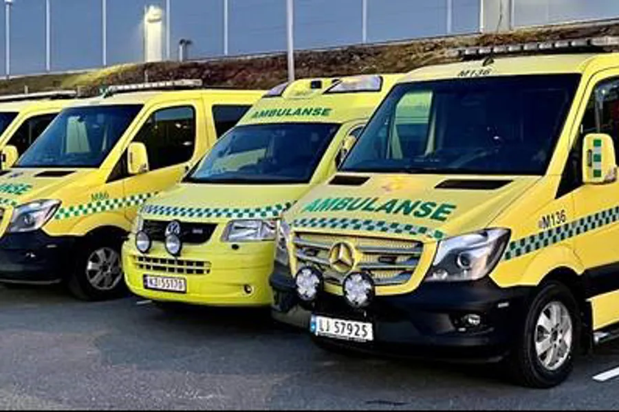 En rad med gule og grønne varebiler