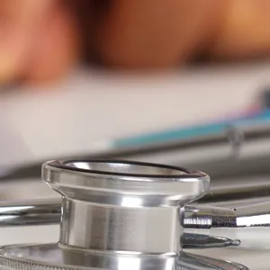 Et nærbilde av et stetoskop på et bord