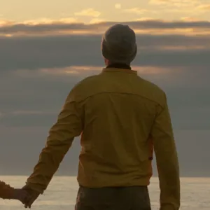 En mann og kvinne som går på en strand