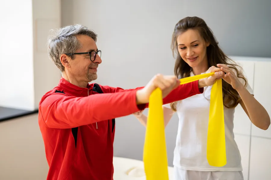 En mann og en kvinne som holder et gult tau